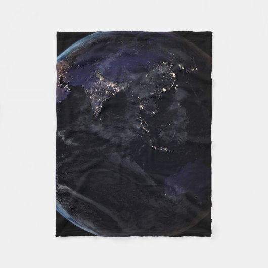 夜にアジアの都市の光を示す完全な地球。 フリースブランケット (正面)