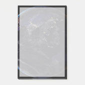 夜にアジアの都市の光を示す完全な地球。 ポストイット (正面)