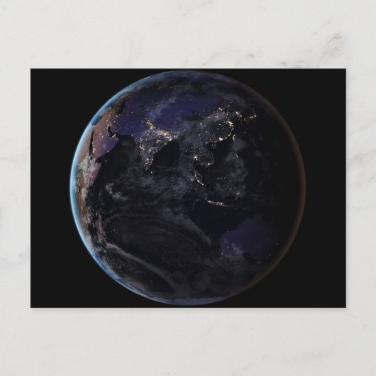 夜にアジアの都市の光を示す完全な地球。 ポストカード (正面)
