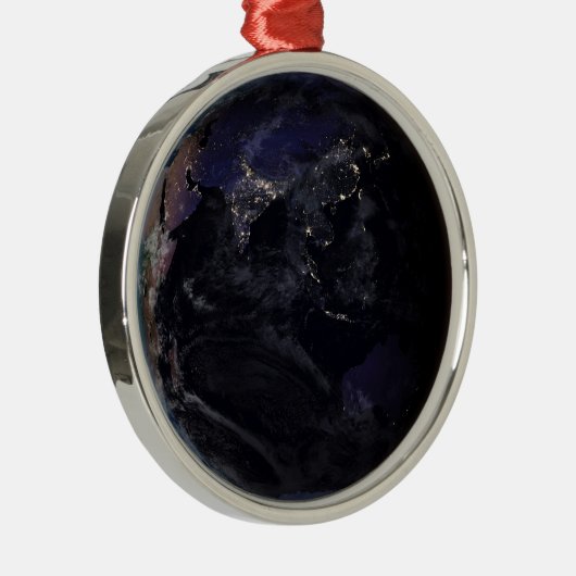 夜にアジアの都市の光を示す完全な地球。 メタルオーナメント (右)