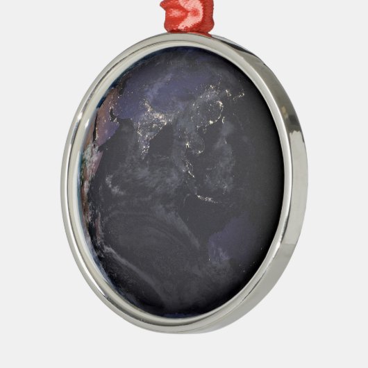 夜にアジアの都市の光を示す完全な地球。 メタルオーナメント (左)