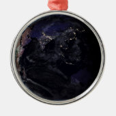 夜にアジアの都市の光を示す完全な地球。 メタルオーナメント (正面)