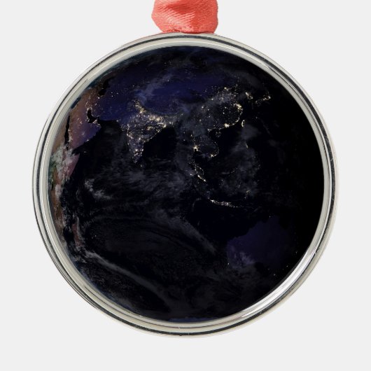 夜にアジアの都市の光を示す完全な地球。 メタルオーナメント (正面)