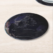 夜にアジアの都市の光を示す完全な地球。 ラウンドペーパーコースター (アングル)