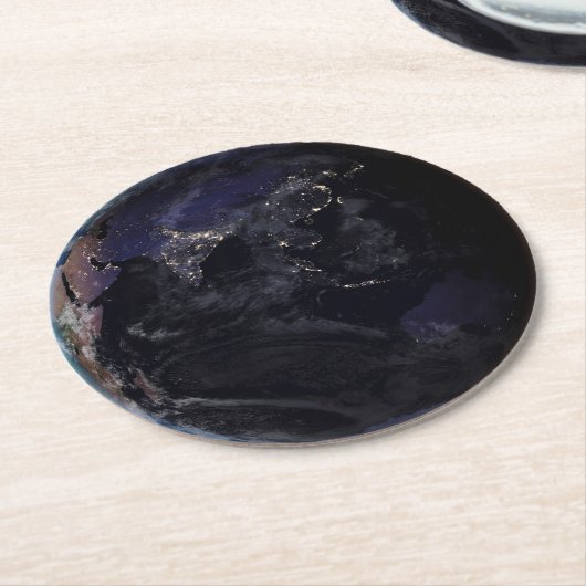 夜にアジアの都市の光を示す完全な地球。 ラウンドペーパーコースター (アングル)