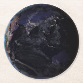 夜にアジアの都市の光を示す完全な地球。 ラウンドペーパーコースター (正面)