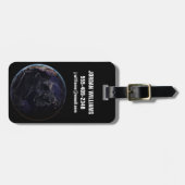 夜にアジアの都市の光を示す完全な地球。 ラゲッジタグ (正面横)