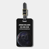 夜にアジアの都市の光を示す完全な地球。 ラゲッジタグ (正面縦)