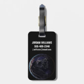 夜にアジアの都市の光を示す完全な地球。 ラゲッジタグ (裏面縦)