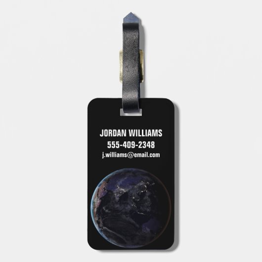 夜にアジアの都市の光を示す完全な地球。 ラゲッジタグ (裏面縦)