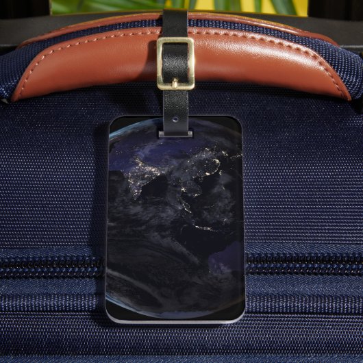 夜にアジアの都市の光を示す完全な地球。 ラゲッジタグ (正面インサイチュ2)