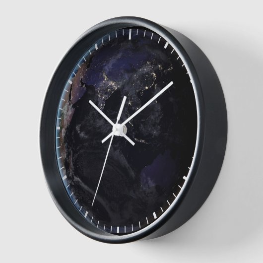 夜にアジアの都市の光を示す完全な地球。 壁時計 (傾斜)