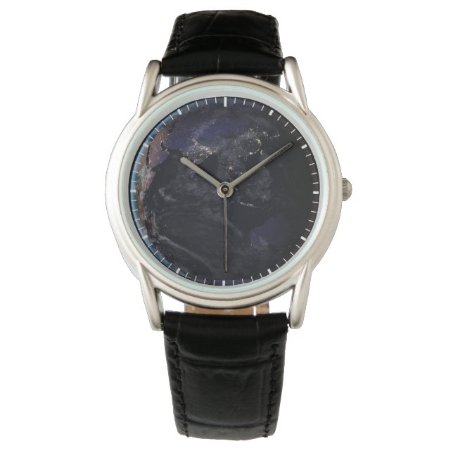 夜にアジアの都市の光を示す完全な地球。 腕時計 (正面)