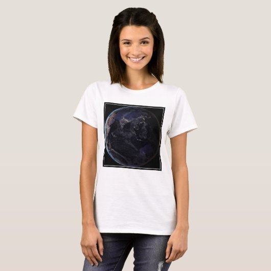 夜にアジアの都市の光を示す完全な地球。 Tシャツ (正面フル)