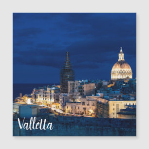 夜にライトアップされたバレッタ旧市街と港