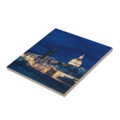 夜にライトアップされたバレッタ旧市街と港 タイル (側面)