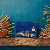 夜にライトアップされたバレッタ旧市街と港 フォトプラーク (側面)