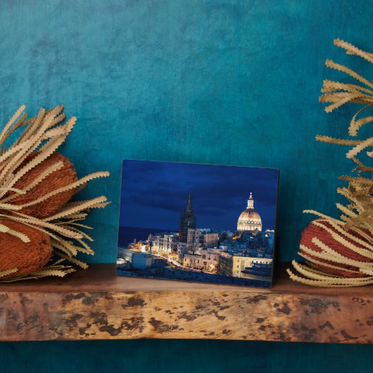 夜にライトアップされたバレッタ旧市街と港 フォトプラーク (側面)