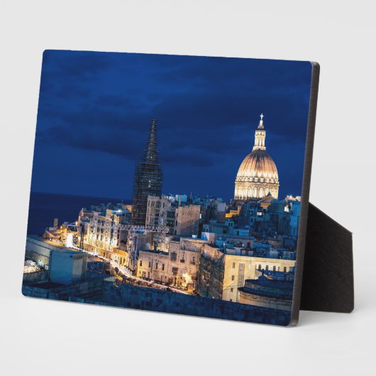 夜にライトアップされたバレッタ旧市街と港 フォトプラーク (側面)