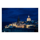 夜にライトアップされたバレッタ旧市街と港 ポスター (正面)