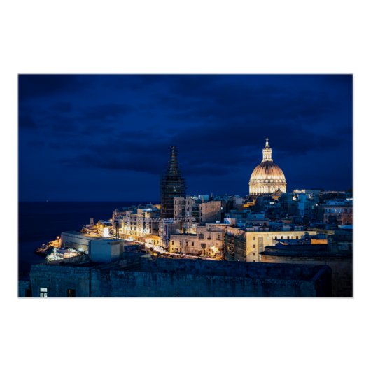 夜にライトアップされたバレッタ旧市街と港 ポスター (正面)