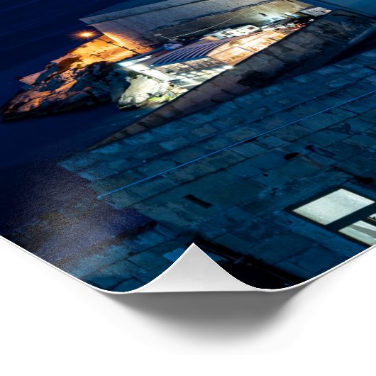 夜にライトアップされたバレッタ旧市街と港 ポスター (コーナー)