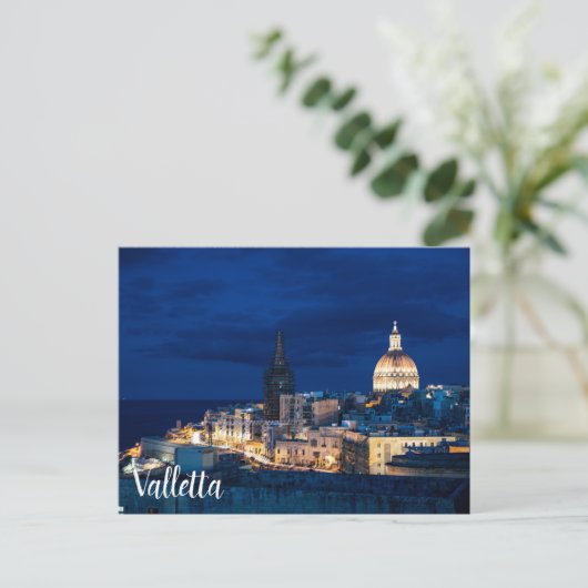 夜にライトアップされたバレッタ旧市街と港 ポストカード (スタンド正面)