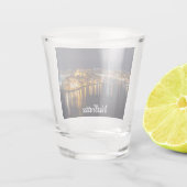 夜にライトアップされるマルタの港 ショットグラス (裏面)