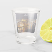 夜にライトアップされるマルタの港 ショットグラス (裏面)