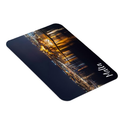 夜にライトアップされるマルタの港 マグネット (右側)