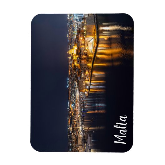 夜にライトアップされるマルタの港 マグネット (縦)