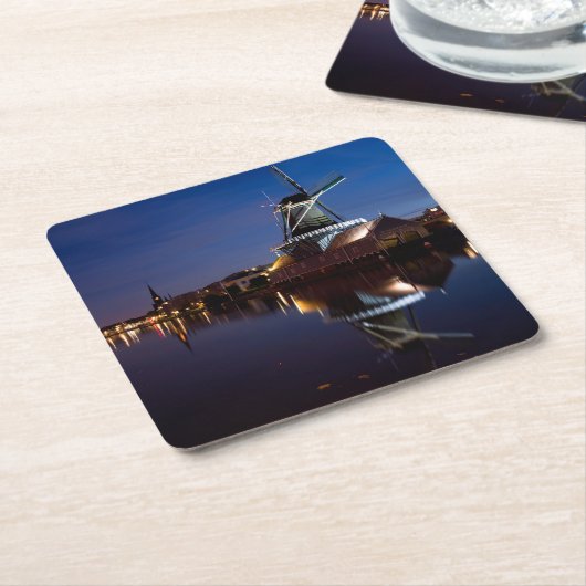 夜に反射するレイジェンダム風車 スクエアペーパーコースター (アングル)