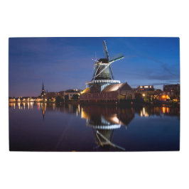 夜に反射するレイジェンダム風車 メタルプリント