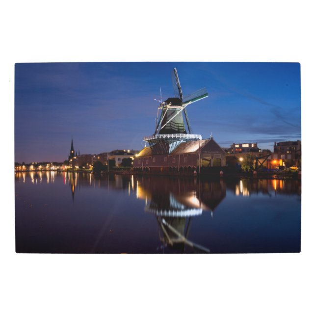 夜に反射するレイジェンダム風車 メタルプリント (正面)