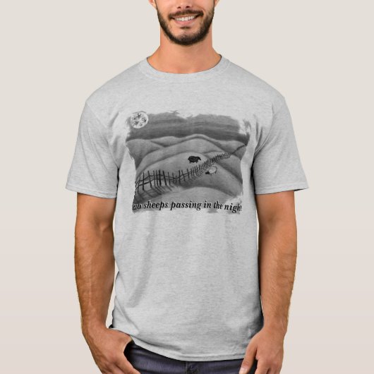 夜に渡っている2頭のヒツジ Tシャツ (正面)