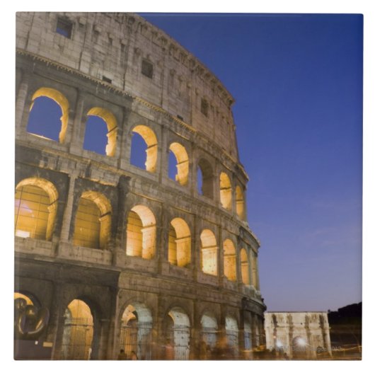 夜に照らされるColosseumのampitheatre タイル (正面)