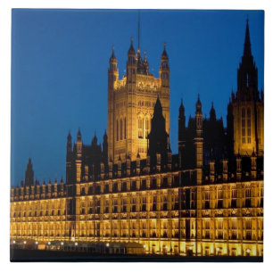 夜のイギリスの首都の議会の建物 タイル