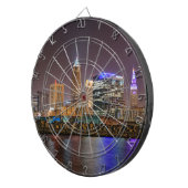 夜のクリーブランドのスカイライン ダーツボード (正面右)