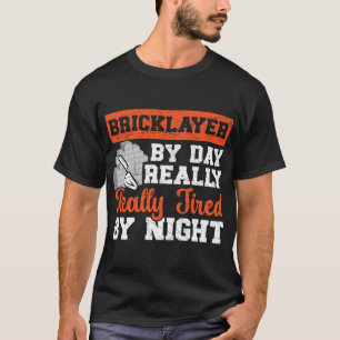 夜のコンで本当に疲れている日のレンガ積み Tシャツ