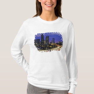 夜のシアトルのスカイライン ワシントン州 Tシャツ