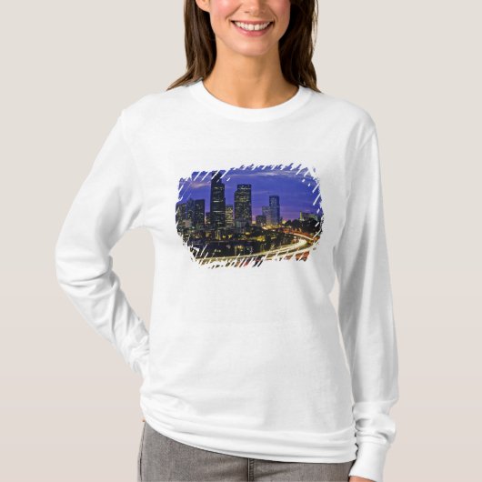 夜のシアトルのスカイライン ワシントン州 Tシャツ (正面)