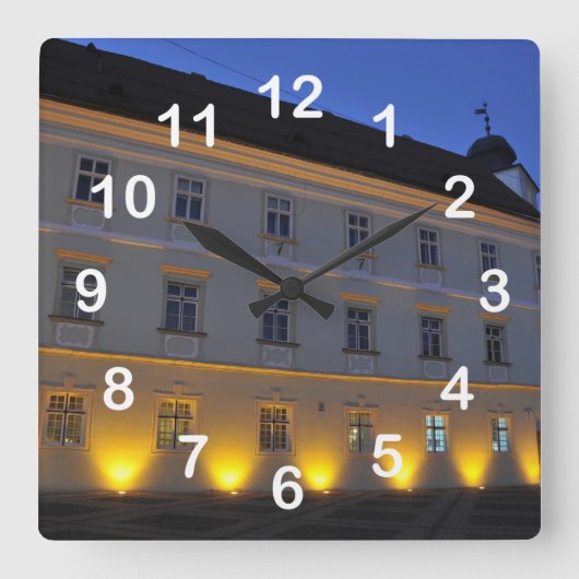 夜のシビウ スクエア壁時計 (正面)