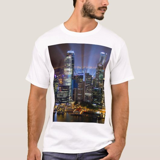 夜のシンガポールのダウンタウン Tシャツ (正面)
