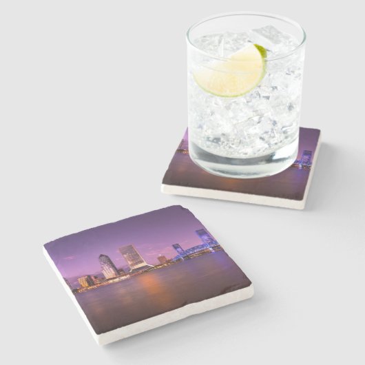 夜のジャクソンビルフロリダのスカイライン ストーンコースター (横)