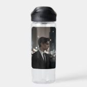 夜のスーツに謎の男 – シネマティックな都市 ウォーターボトル (背面)