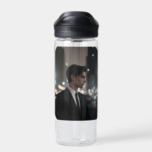 夜のスーツに謎の男 – シネマティックな都市 ウォーターボトル (背面)
