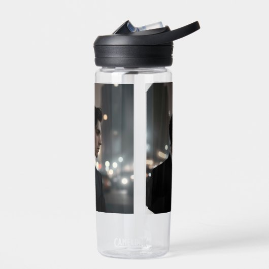 夜のスーツに謎の男 – シネマティックな都市 ウォーターボトル (左面)