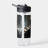 夜のスーツに謎の男 – シネマティックな都市 ウォーターボトル (右面)