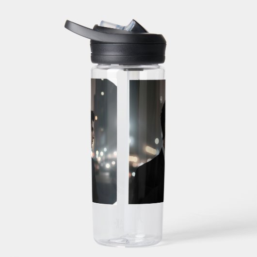 夜のスーツに謎の男 – シネマティックな都市 ウォーターボトル (右面)