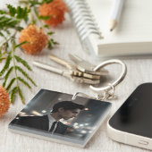 夜のスーツに謎の男 – シネマティックな都市 キーホルダー (正面右)